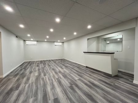 Spacious 4 Bedroom Home In Desirable Highlands – Character, Comfort & Convenience! - Photo 5