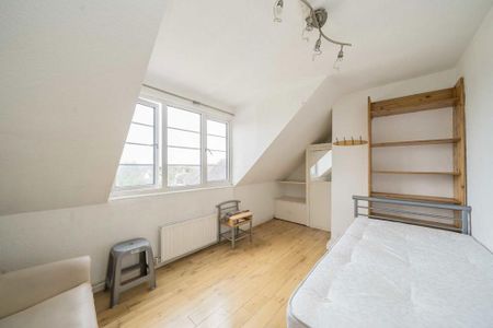 3 bedroom flat to rent - Photo 4