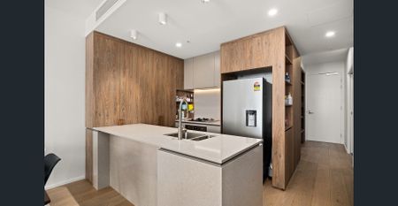 Luxury Riverside Apartment in Exclusive West End Enclave - Photo 2