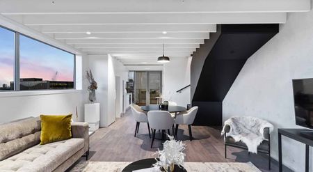 Exclusive Apartment With 3x Secure Parking - Photo 3