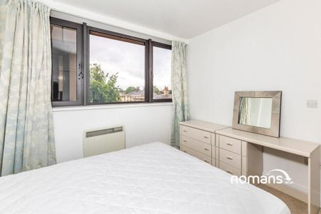 3 bedroom flat to rent - Photo 4