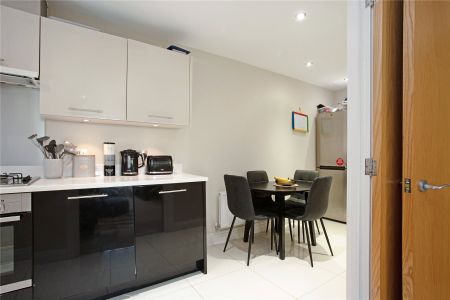 Ember Lane, Esher, Surrey, KT10 flat to rent - Photo 2