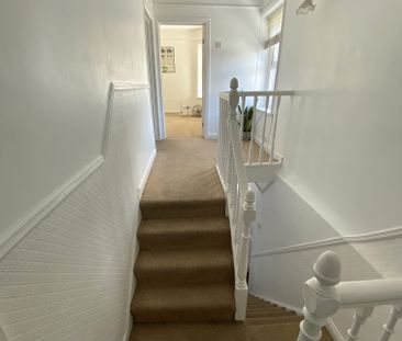 £1,400 PCM, Spacious Three Double Bedroom Maisonette with Enclosed ... - Photo 3