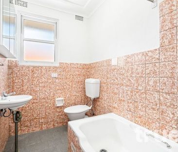 LIGHT FILLED APARTMENT IN IDEAL LOCATION - Photo 4