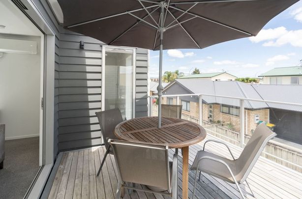 Located just minutes from Hamilton CBD, Hamilton Lake, and Waikato/Braemar Hospitals, this modern townhouse offers low-maintenance living in a highly convenient location. - Photo 1