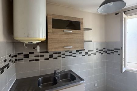 CUERS - Centre-ville- Appartement T2 de 43 m² - Photo 3