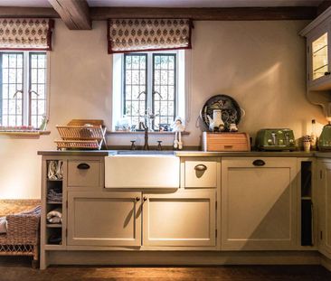 A quintessential English three bedroom chocolate box thatched cottage. - Photo 1