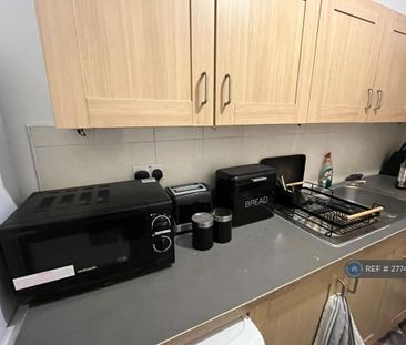 1 bedroom in a flat share to rent - Photo 2