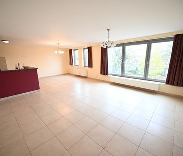 RUIM (119m²) & VERZORGD 3-slaapkamer appartement met TERRAS - Photo 1