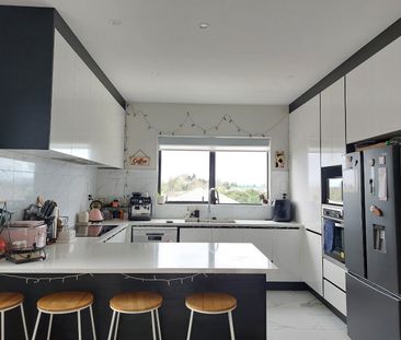 Spacious 5-Bedroom Home with Versatile Living & Stunning Rural Views - Photo 5