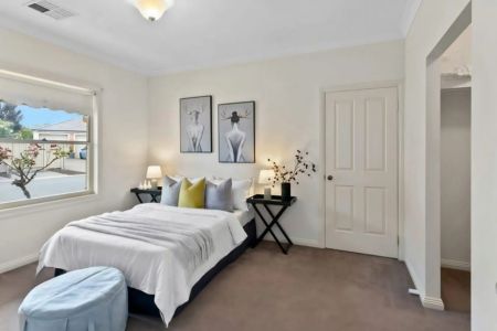 Spacious 4 Bedroom Family Home in the Heart of Mawson Lakes - Photo 3