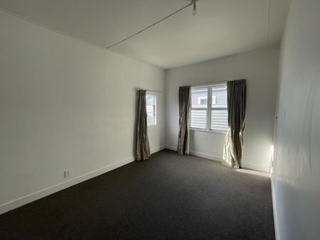 Updated three-bedroom home - Photo 3