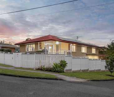 Modern Split-Level Family Home in Prime Mount Gravatt East Location - Photo 3