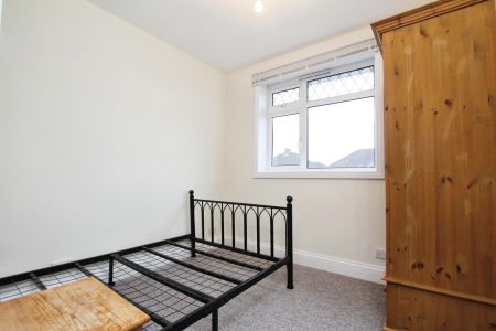 4 bedroom semi-detached house to rent - Photo 4