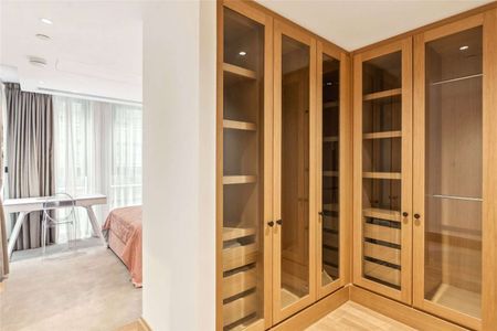 Beautiful 2 bedroom apartment with private terrace furnished to a very high standard. - Photo 5