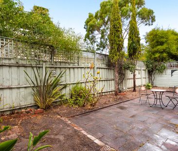 Charming Three-bedroom Townhouse In The Heart Of Elwood - Photo 6