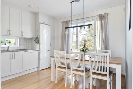Fin villa med två parkeringar på uppfarten i vackert område - Photo 3