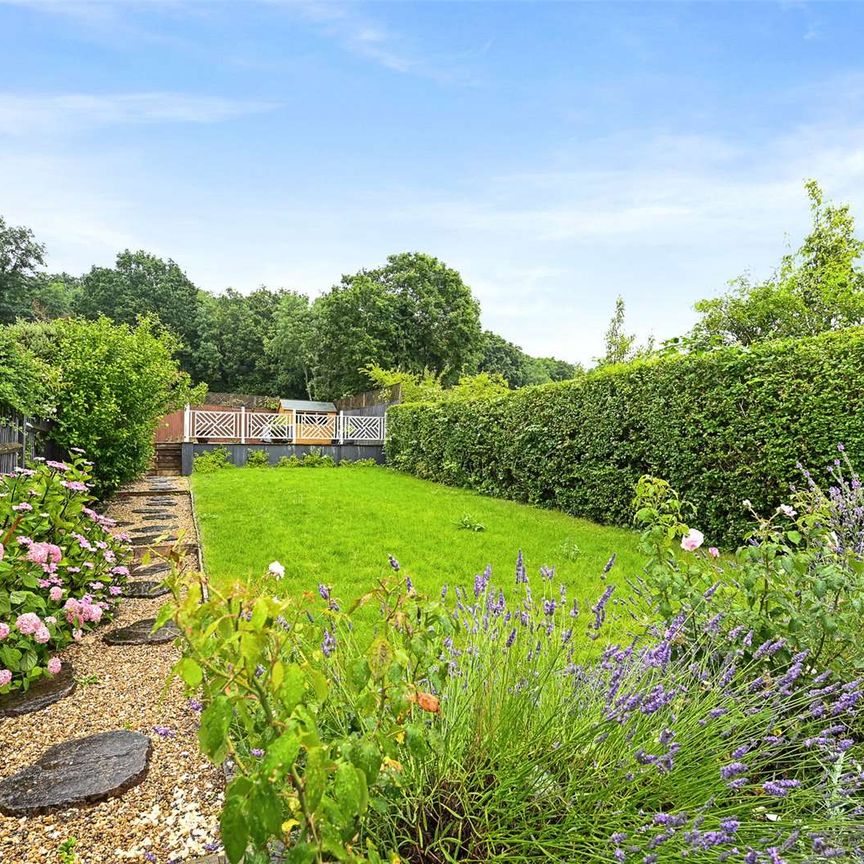 A well presented five bedroom semi-detached house situated on a sought after road in Stanmore. Offered furnished and available now. - Photo 1