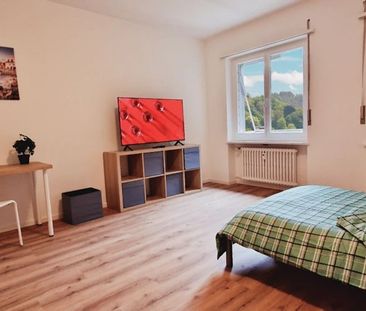 Furnished room centrally located - Photo 1