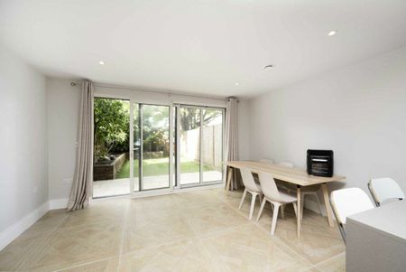 Sir Alexander Close, Acton, W3 - Photo 2