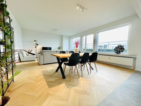 Luxueus en prachtig gerenoveerd appartement van 120m² met 2 grote terrassen gelegen aan het St-Pietersstation, vlakbij diverse winkels, scholen en openbaar vervoer. - Foto 4