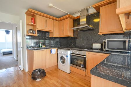 4 bedroom flat - Photo 5