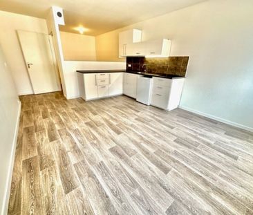 CHARMANT ET LUMINEUX T1 DE 34.80 M² DONNANT SUR COURS - GRAND CLEME... - Photo 2