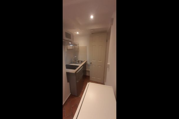 Studio Flat, Addison Road, W14 - Photo 1