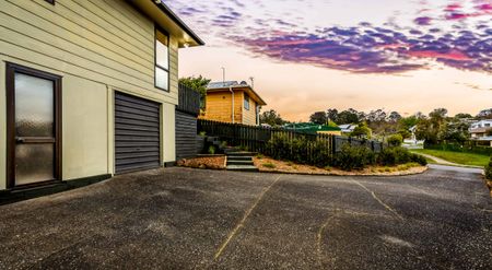 West Harbour 3 bed, 1 bath - Photo 4