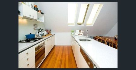 Spacious split-level apartment - 2 parking spaces! - Photo 2