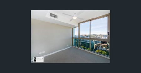 Top Foor - Modern Apartment - Great Location - Photo 2