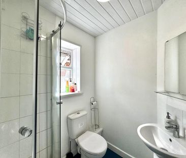 1 bedroom in a house share to rent - Photo 4
