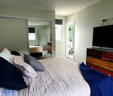 Modern City Townhouse + Secure Garage - Photo 3