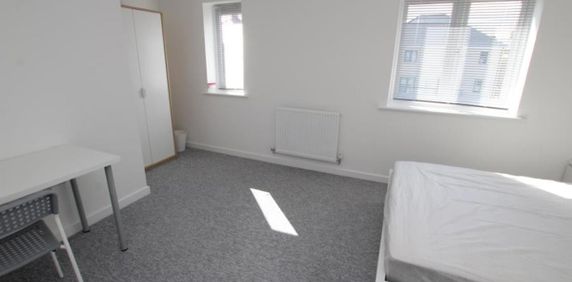 STUDENT PROPERTY - Spacious six bedroom house located within close walking distance to UWE with bills included. Available from August 2026 - Photo 2