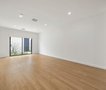 5 Taro Walk, Rockbank VIC, Belconnen - Photo 2