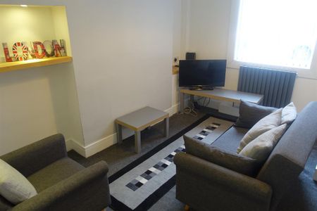 2 bedroom private hall to rent - Photo 2