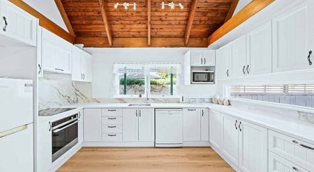 Renovated home with a pool in central Pukekohe - Photo 4