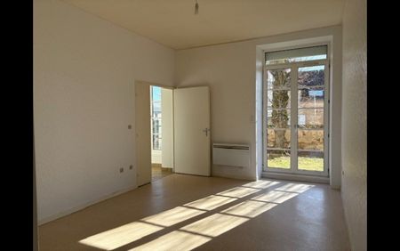 Location Appartement 2 pièces 47 m² Sainte-Sévère - Photo 2