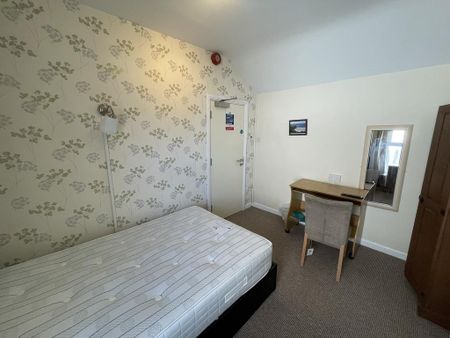 1 bedroom in a house share to rent - Photo 2