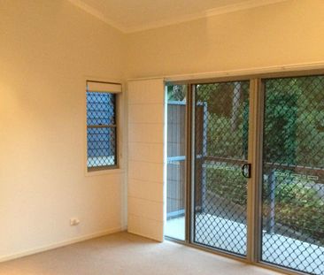 Fully Air-conditioned - Modern Townhouse in Prime Location! - Photo 2