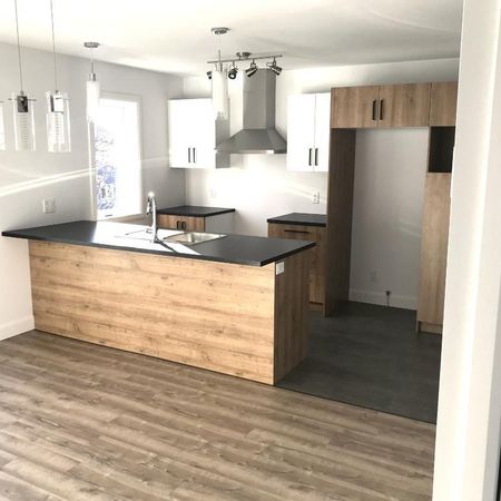 Superbe 5 ½ style CONDO (2019) à Farnham – Thermopompe & 2 Stationnements - Photo 3