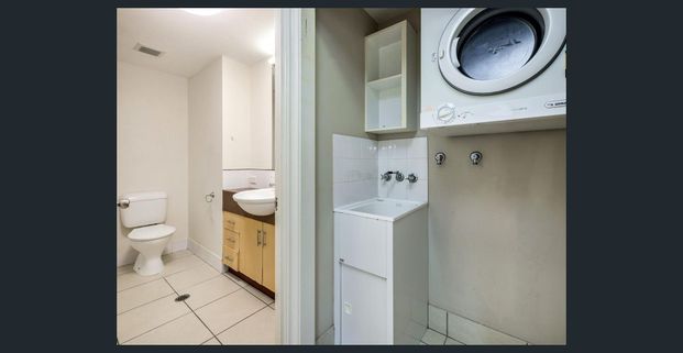 Spacious Unfurnished Three bedroom Unit in City Fringe - Photo 1