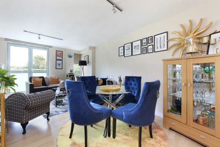 2 bedroom flat in Battersea Park Road - Photo 3