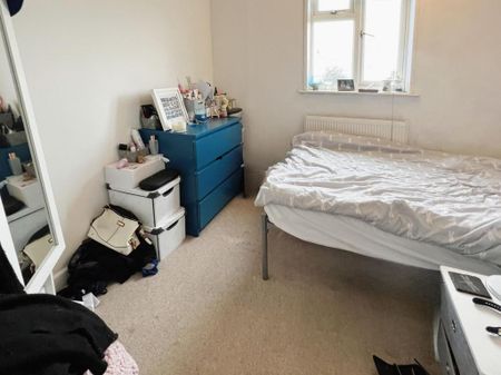 4 bedroom semi-detached house to rent - Photo 5