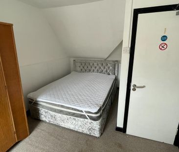 1 bedroom in a flat share to rent - Photo 1