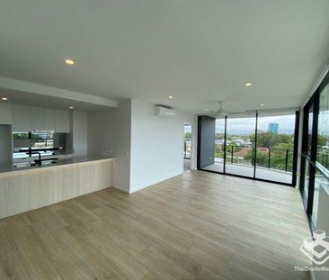 BOUTIQUE RESORT STYLE RESIDENCE ON CHEVRON ISLAND - Photo 3