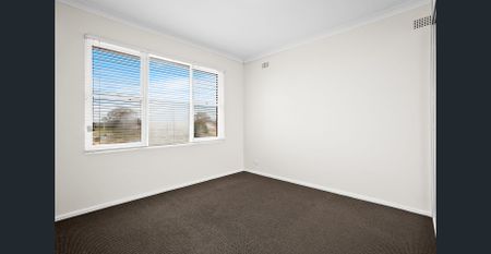 Oversized 2 bedroom unit in the heart of Warrawong - Photo 2