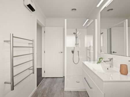 A modern home with a harbour view! - Photo 5