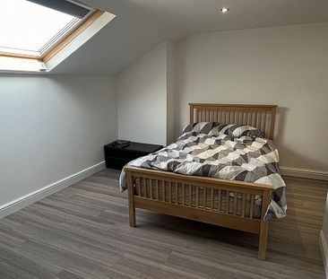 Spacious 5-Bedroom Renovated Property Near Ecclesall Road â€“ Ideal... - Photo 3