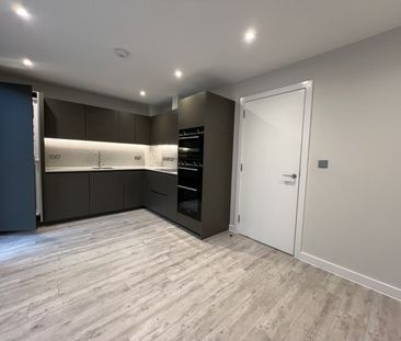 Murray Green, Woking, Surrey, GU21 - Photo 5